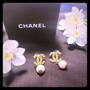 💕 Chanel Pearl Earrings 💕
